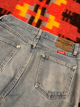 Load image into Gallery viewer, Vintage Y2K Wrangler Lightwash Jeans (31x30)