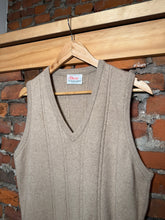 Load image into Gallery viewer, Vintage 80s Orvis by Jacques DeLoux Knit Sweater Vest (M)