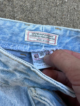 Load image into Gallery viewer, Vintage Women’s Guess Lightwash Jeans (29x28)