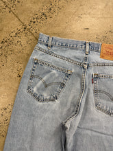 Load image into Gallery viewer, Vintage 2002 Levi’s 550 Jeans (34x31)