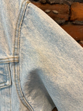 Load image into Gallery viewer, Vintage Guess Jeans Cropped Jean Jacket (WS)
