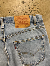 Load image into Gallery viewer, Vintage 2002 Levi’s 550 Jeans (34x31)