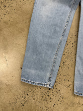 Load image into Gallery viewer, Vintage 2002 Levi’s 550 Jeans (34x31)