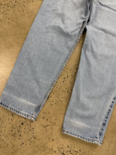 Load image into Gallery viewer, Vintage 2002 Levi’s 550 Jeans (34x31)