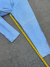 Load image into Gallery viewer, Vintage Women’s Guess Lightwash Jeans (29x28)