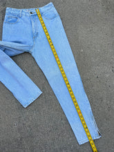 Load image into Gallery viewer, Vintage Women’s Guess Lightwash Jeans (29x28)