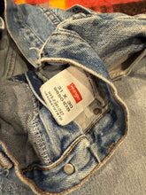 Load image into Gallery viewer, Vintage Y2K Wrangler Lightwash Jeans (31x29.5)