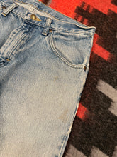Load image into Gallery viewer, Vintage Y2K Wrangler Lightwash Jeans (31x29.5)