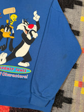 Load image into Gallery viewer, Vintage 1997 Looney Tunes Bunch of Characters Crewneck (L)