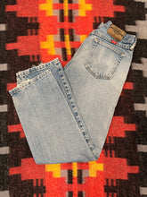 Load image into Gallery viewer, Vintage Y2K Wrangler Lightwash Jeans (31x29.5)
