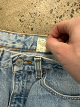 Load image into Gallery viewer, Vintage 1999 Levi’s 550 Light Wash Jeans (31x31)
