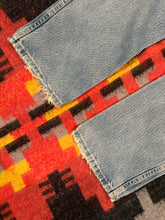 Load image into Gallery viewer, Vintage Y2K Wrangler Lightwash Jeans (31x30)

