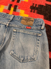 Load image into Gallery viewer, Vintage 2000s Lightwash Wrangler Jeans (30x30)
