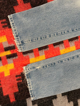 Load image into Gallery viewer, Vintage Y2K Wrangler Lightwash Jeans (31x30)
