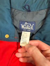 Load image into Gallery viewer, Vintage 80s Woolrich Blue and Red Ski Coat (S)
