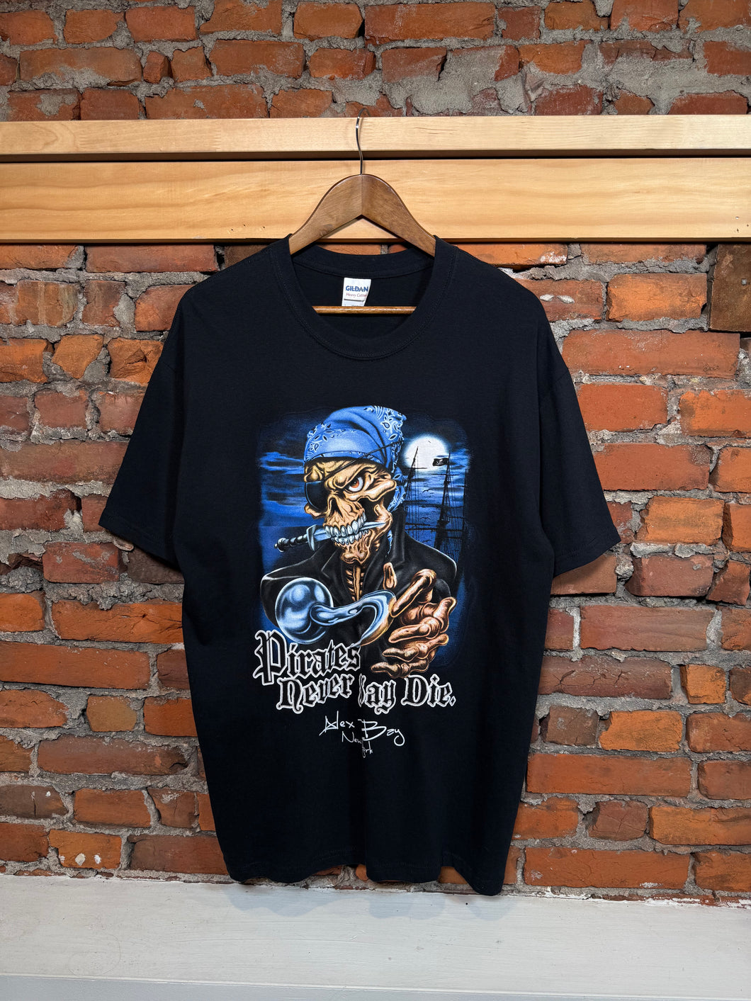 2000s Pirates Never Say Die Shirt (L)