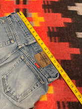 Load image into Gallery viewer, Vintage 2000s Lightwash Wrangler Jeans (30x30)
