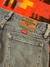 Load image into Gallery viewer, Vintage Y2K Wrangler Jeans (30x30.5)
