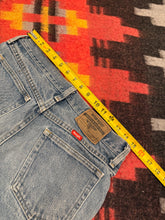 Load image into Gallery viewer, Vintage Y2K Wrangler Jeans (30x30.5)
